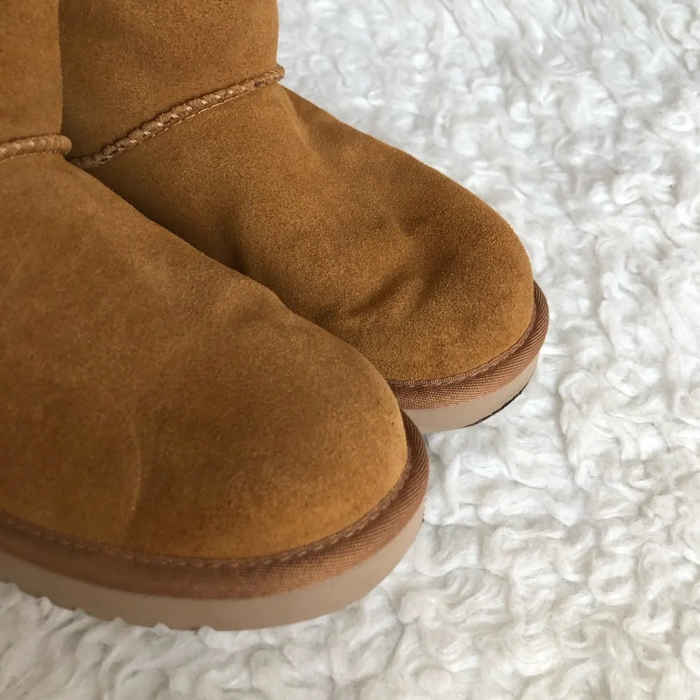 UGG Koolaburra Victoria short boots, size 6